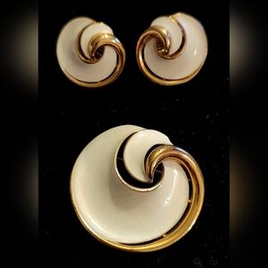 Vintage 1960s Crown Trifari Goldtone & White Swirl Jewelry Set